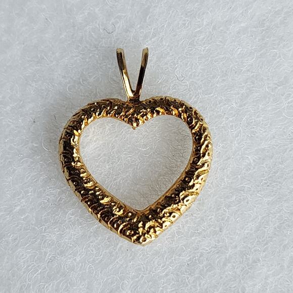 Gold Heart Necklace Pendant - Picture 2 of 4